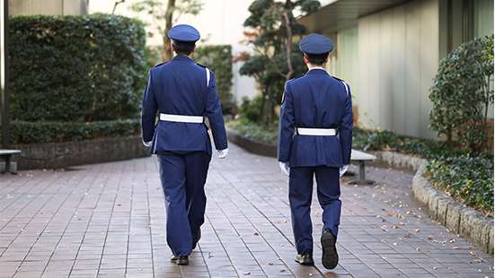 ヤエスビーエムの求人・採用情報（東京都のとあるビルの巡回警備イメージ）
